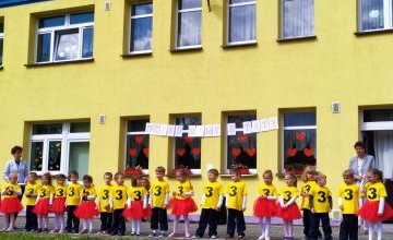 Przedszkolaki z grupy „Pszczółki” zaprosiły do siebie swoich rodziców, przygotowały im występy artystyczne, życzenia i prezenty z okazji Dnia Mamy         i Dnia Taty.