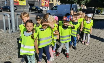 Słoneczka uczestniczyły w zajęciach pod hasłem „Jesteśmy bezpieczni na drodze”. 