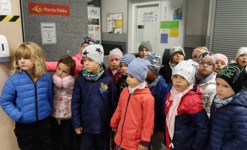 W tym tygodniu Słoneczka poznały prace na poczcie różne sposoby komunikacji oraz dowiedziały się jak potrzebna i odpowiedzialna jest praca listonosza. 