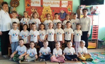 
25 listopada Słoneczka  zostały zaproszone do wspólnej zabawy z  honorowym gościem, wesołą postacią w przebraniu- Miś, który tańczył, bawił się i śpiewał razem z dziećmi.
