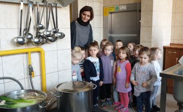 Krasnale poznają pracę w kuchni