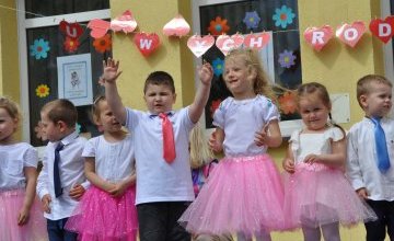 Smerfy w pięknych strojach zaprezentowały program artystyczny dla MAMY I TATY- wiersze, piosenki, tańce i  życzenia dla kochanych rodziców. Uroczystość z okazji „Dnia Mamy i Taty” dostarczyła wszystkim wiele radości i szczęścia!! Zapraszamy do galerii.