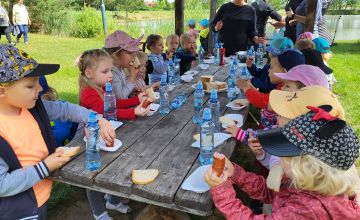 Krasnale na wycieczce w Hubertówce