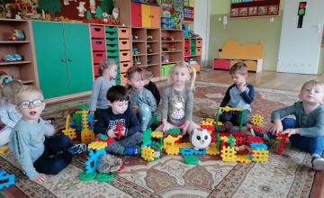 "Chociaż  na grzbiecie jeżyk kolce ma, to każde dziecko lubi go jak ja"