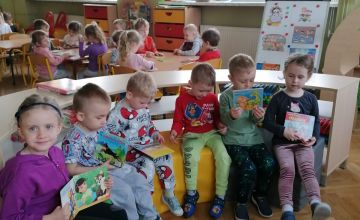 "Książki, książeczki, wszyscy je czytają, dużo przyjemności wszystkim one dają"