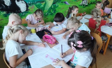 Słoneczka uczą się przez działanie i zorganizowaną zabawę.