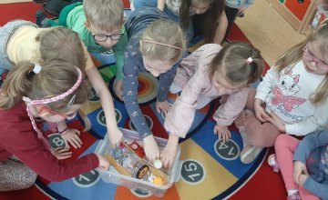 Eksperymenty z wodą- Słoneczka poznają obieg wody w przyrodzie.