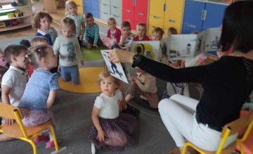 ,,Cała Polska czyta dzieciom” – wizyta Pani bibliotekarki w grupie ,,Krasnale” 