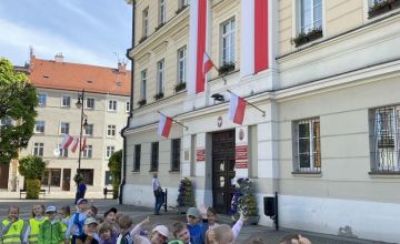 „Pszczółki” poznają symbole narodowe 