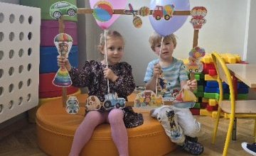 Misie poznają zasady ruchu drogowego, a także świętują Dzień Kropki oraz Dzień Przedszkolaka