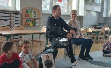 Czytanie bajek przez rodziców w grupie Pszczółki