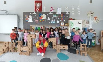 Kreatywne budowanie z kartonów i klocków