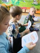 Słoneczka znają zasady bezpiecznej zabawy w zimie (9)