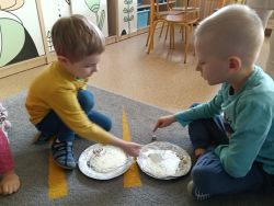 Słoneczka znają zasady bezpiecznej zabawy w zimie (3)