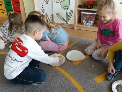 Słoneczka znają zasady bezpiecznej zabawy w zimie (4)