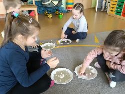 Słoneczka znają zasady bezpiecznej zabawy w zimie (5)