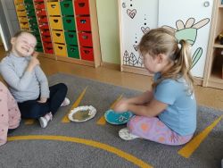 Słoneczka znają zasady bezpiecznej zabawy w zimie (10)