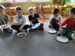 Słoneczka znają zasady bezpiecznej zabawy w zimie (2)