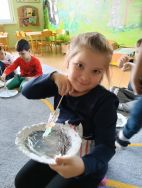 Słoneczka znają zasady bezpiecznej zabawy w zimie (3)