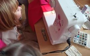 Misie poznają pracę krawcowej (12)