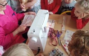 Misie poznają pracę krawcowej (7)