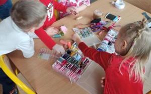 Misie poznają pracę krawcowej (5)