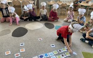 Poznajemy zawód kucharki – kulinarna przygoda w grupie „Pszczółki” (8)