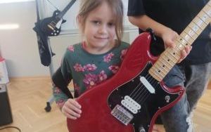 Muzyka wokół nas - wyjątkowy gość w przedszkolu (9)