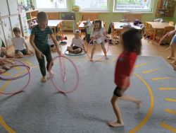Ziemia w rękach dzieci (15)