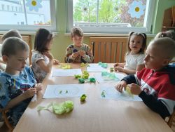 Ziemia w rękach dzieci (6)