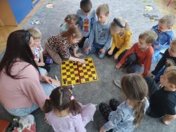 Mali szachiści - grupa Zuchy (16)