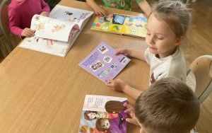 „Pszczółki” w świecie książek  (12)