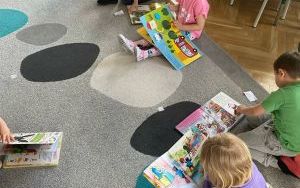 „Pszczółki” w świecie książek  (2)