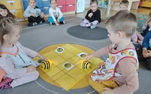 "Skąd się bierze miód?"  (12)