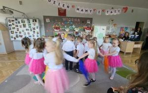 Dzień Mamy i Taty w grupie “Pszczółek” (17)