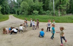 Smerfy na wycieczce w lesie (8)