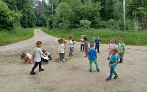 Smerfy na wycieczce w lesie (9)