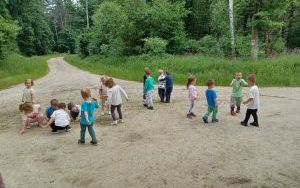 Smerfy na wycieczce w lesie (11)