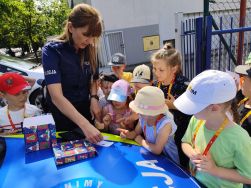Słoneczka poznają pracę kierowcy ciężarówki (9)