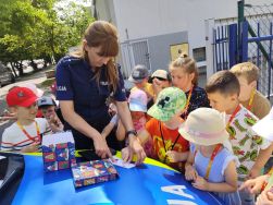 Słoneczka poznają pracę kierowcy ciężarówki (18)