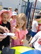 Słoneczka poznają pracę kierowcy ciężarówki (6)