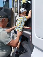 Słoneczka poznają pracę kierowcy ciężarówki (7)
