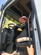 Słoneczka poznają pracę kierowcy ciężarówki (9)