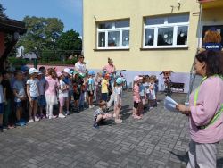 Słoneczka poznają pracę kierowcy ciężarówki (15)