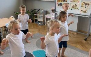 „Oleśnickie Bystrzaki”- zajęcia ruchowe i rytmiczne w grupie Pszczółki (3)