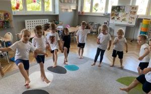 „Oleśnickie Bystrzaki”- zajęcia ruchowe i rytmiczne w grupie Pszczółki (11)