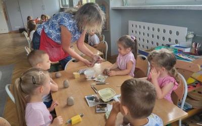 Pszczółki tworzą kotka z gliny (7)