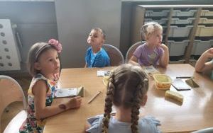 Pszczółki tworzą kotka z gliny (1)
