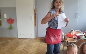 Pszczółki tworzą kotka z gliny (2)