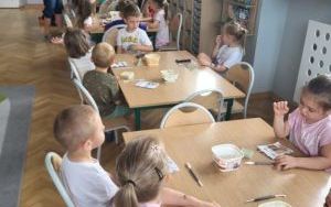 Pszczółki tworzą kotka z gliny (3)